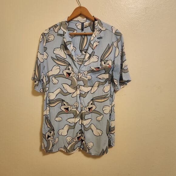 Warner Brothers Bugs Bunny H&M/Divided button down shirt Size Medium - Picture 1 of 4